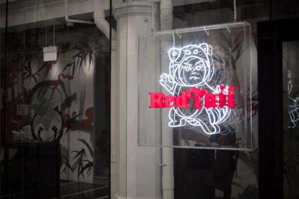 Thương hiệu RedTail thiết kế bởi Bravo Rocks và Kimiaki Yaegashi